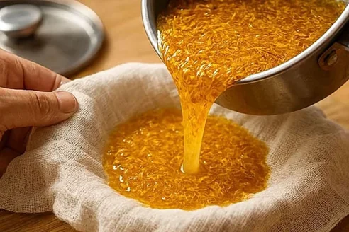 Abricots frais dans un panier en osier