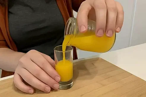 Citrons frais coupés sur une planche en bois